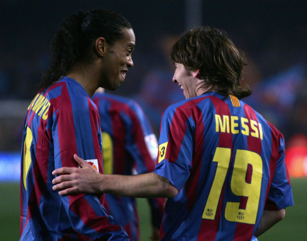 Barcelona's Argentinian Leo Messi (R) ce