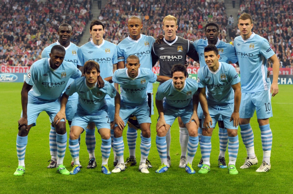 The team of Manchester City poses ahead