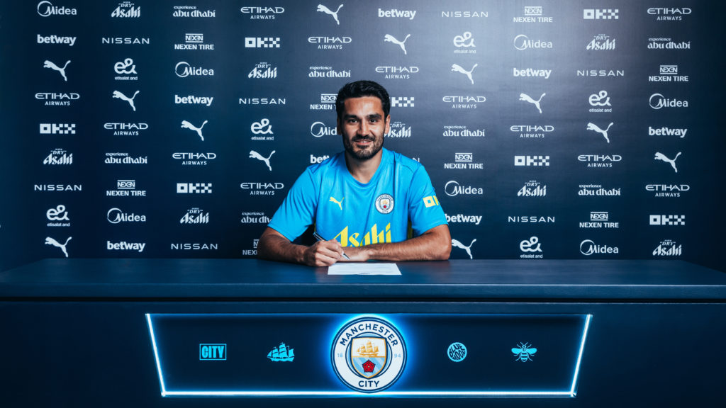 Ilkay Gundogan signs his new Manchester City contract.