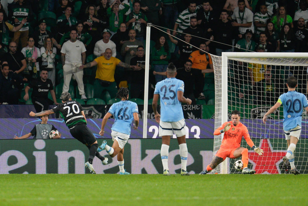 Maximiliano Araujo of Sporting CP (L), Jahmai Simpson-Pusey