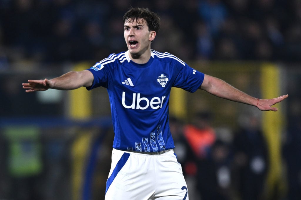 Maximo Perrone gesturing during Como's Serie A match against Juventus