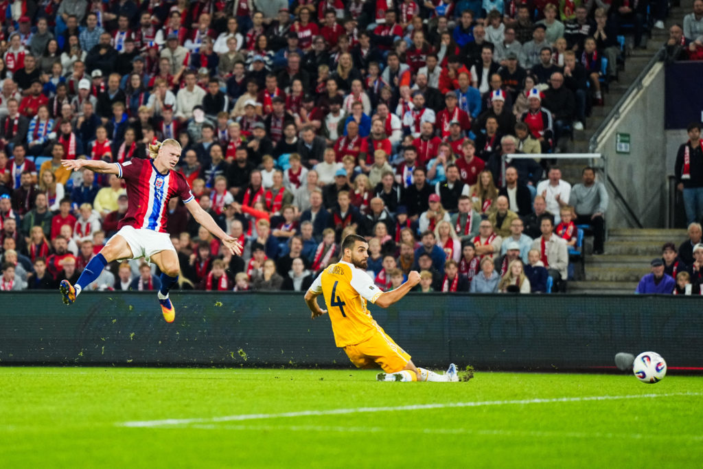 Norway's forward #09 Erling Braut Haaland (L) scores the 3-0 goal past Moldova's defender #04 Vladislav Baboglo during the 2026 World Cup qualifiers Europe zone group I football match between Norway and Moldova on September 9, 2025 in Oslo, Norway.