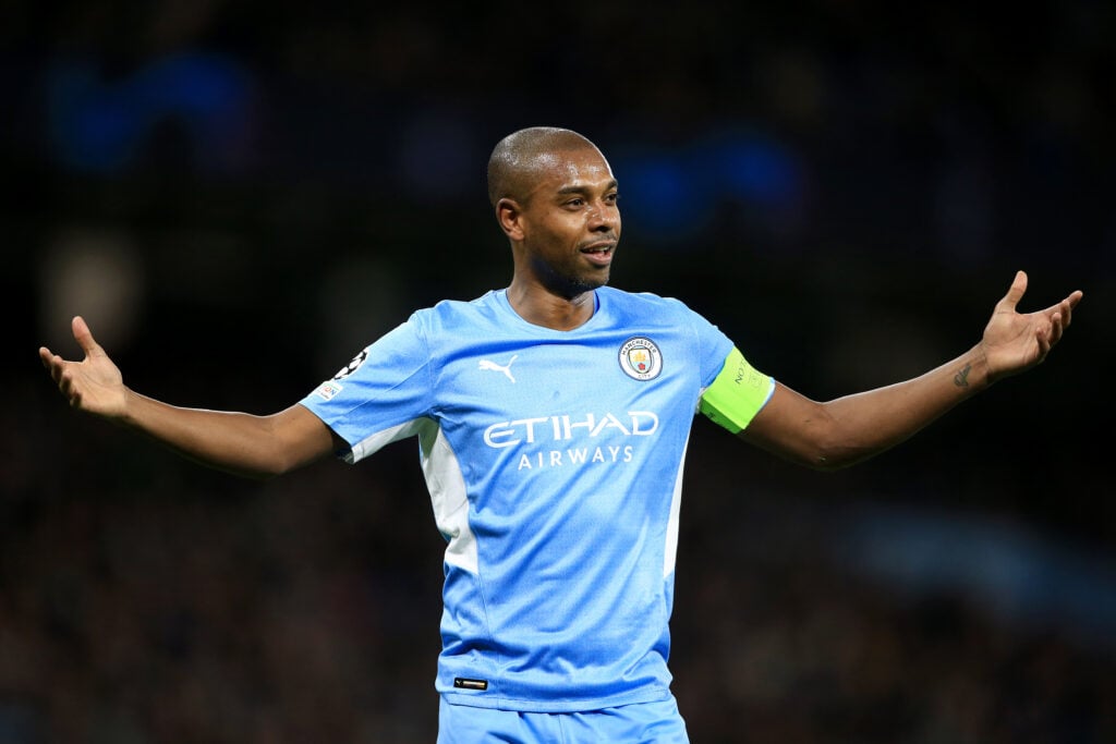 Fernandinho playing for Manchester City.