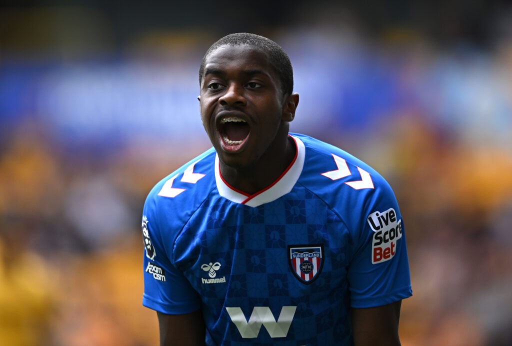 Noah Sadiki playing for Sunderland.