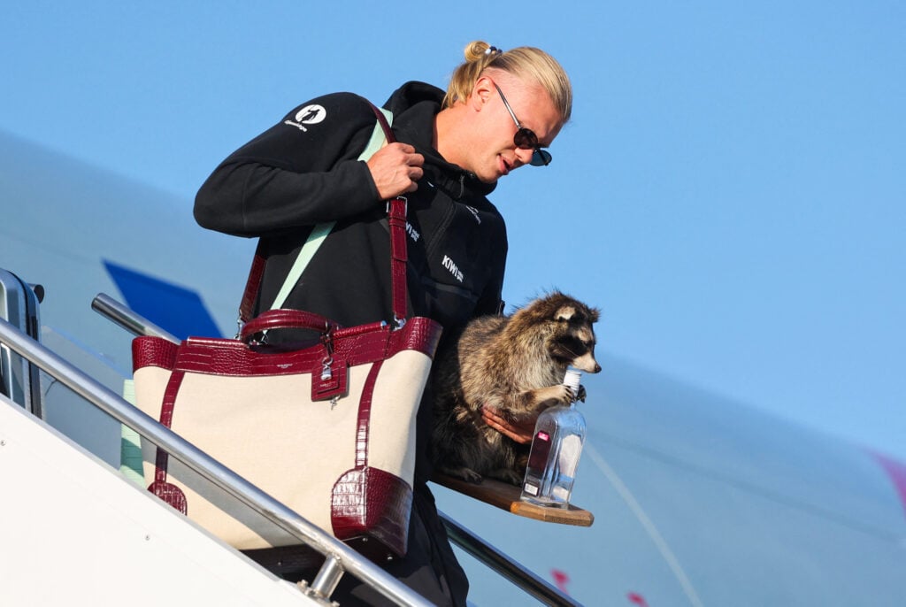 Erling Haaland disembarks an aircraft.